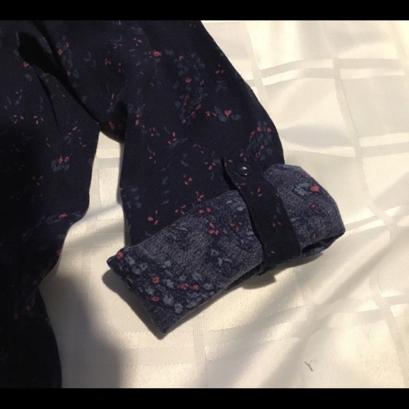 Reitmans navy blue top with little pink flowers - Picture 3 of 4
